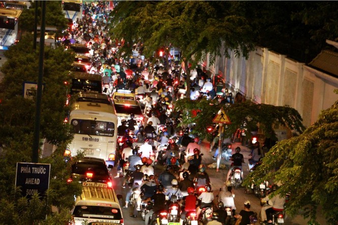 Cửa ngõ sân bay Tân Sơn Nhất kẹt xe kinh hoàng đêm cuối tuần - ảnh 4