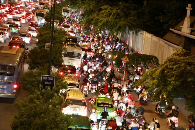 Cửa ngõ sân bay Tân Sơn Nhất kẹt xe kinh hoàng đêm cuối tuần - ảnh 7