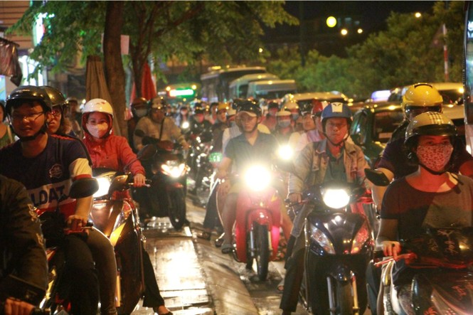Cửa ngõ sân bay Tân Sơn Nhất kẹt xe kinh hoàng đêm cuối tuần - ảnh 5