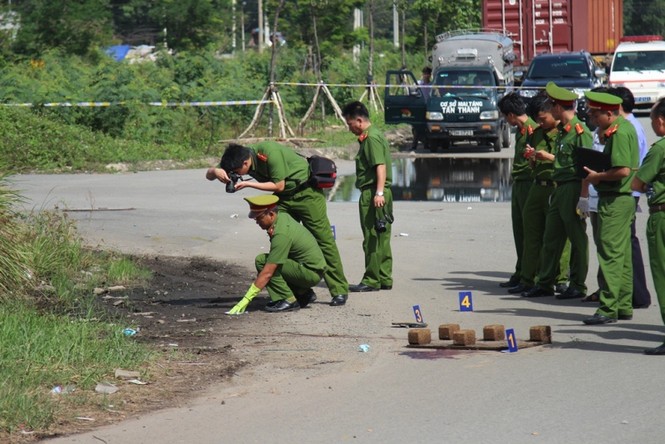 Thanh niên nghi bị sát hại, giấu trong bãi cỏ - ảnh 2