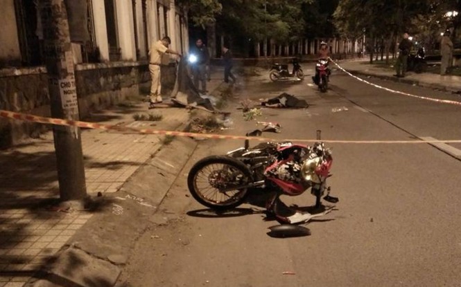 Hai thanh niên nằm chết bên xe máy bể nát trong đêm Sài Gòn - ảnh 1
