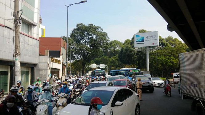 Xe khách kẹt gầm cầu, cửa ngõ sân bay Tân Sơn Nhất ùn tắc - ảnh 2