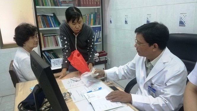TP. HCM: Bệnh nhân ồ ạt nhập viện vì trời lạnh bất thường - ảnh 2