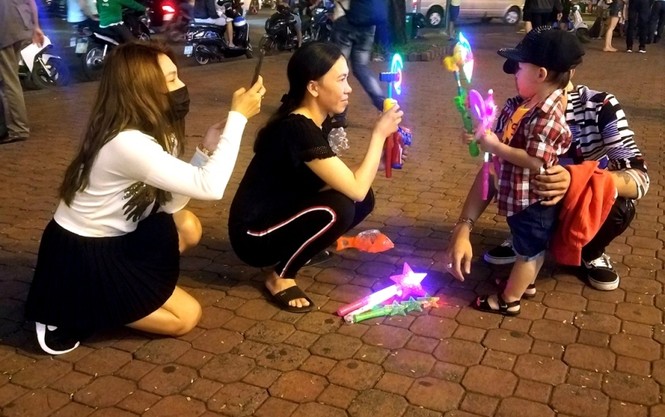 Sài Gòn lung linh sắc màu đón Giáng sinh - ảnh 3