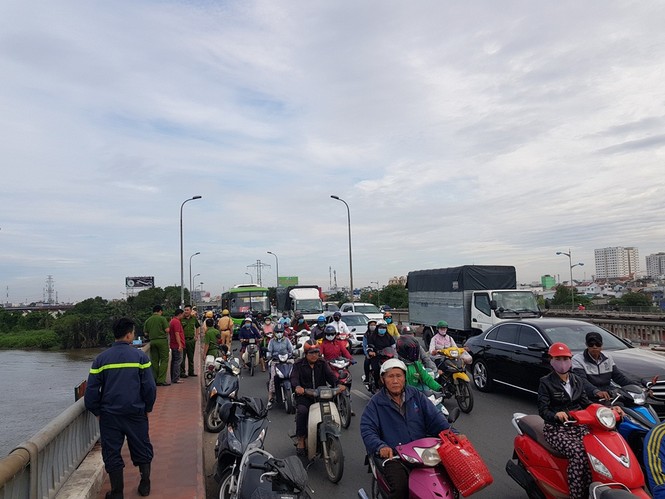 Kinh hãi chứng kiến cô gái nhảy xuống sông Sài Gòn tự vẫn - ảnh 1
