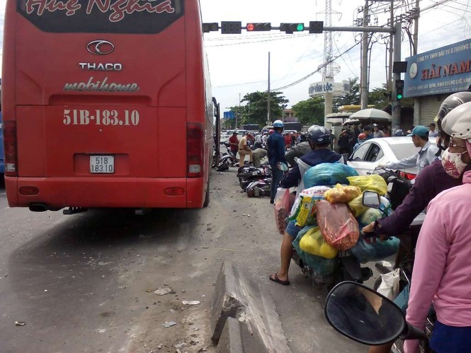 Ô tô 'điên' đâm hàng loạt xe dừng đèn đỏ, nhiều người bị thương - ảnh 1