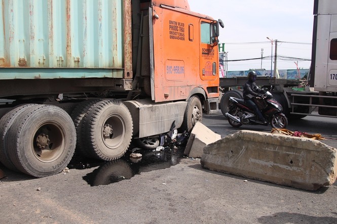 Xe container lao tự do trên đường, 2 người thương vong - ảnh 2