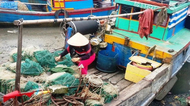 Cận cảnh ngư dân Sài Gòn hối hả neo thuyền tránh bão Tembin - ảnh 8