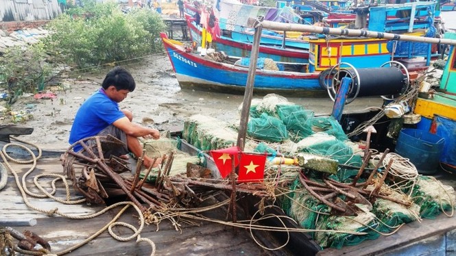 Cận cảnh ngư dân Sài Gòn hối hả neo thuyền tránh bão Tembin - ảnh 9