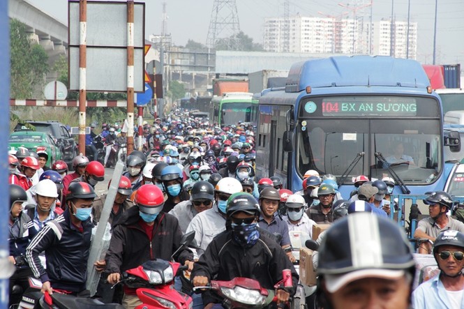 Cửa ngõ TPHCM kẹt xe kinh hoàng từ sáng đến trưa - ảnh 1