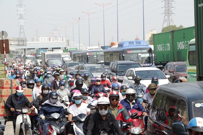 Cửa ngõ TPHCM kẹt xe kinh hoàng từ sáng đến trưa - ảnh 2