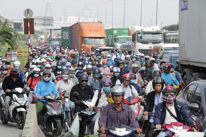 Cửa ngõ TPHCM kẹt xe kinh hoàng từ sáng đến trưa - ảnh 3