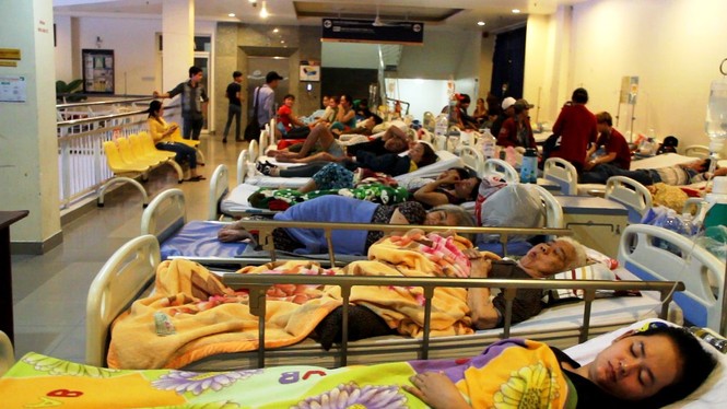 TPHCM: Gần 100 công nhân ói, ngất xỉu sau bữa ăn tối - ảnh 1
