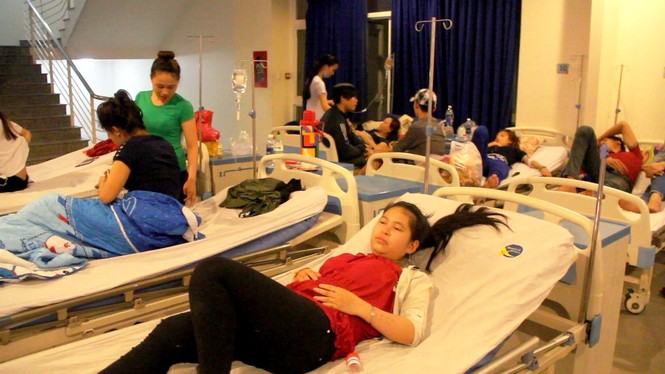 TPHCM: Gần 100 công nhân ói, ngất xỉu sau bữa ăn tối - ảnh 2