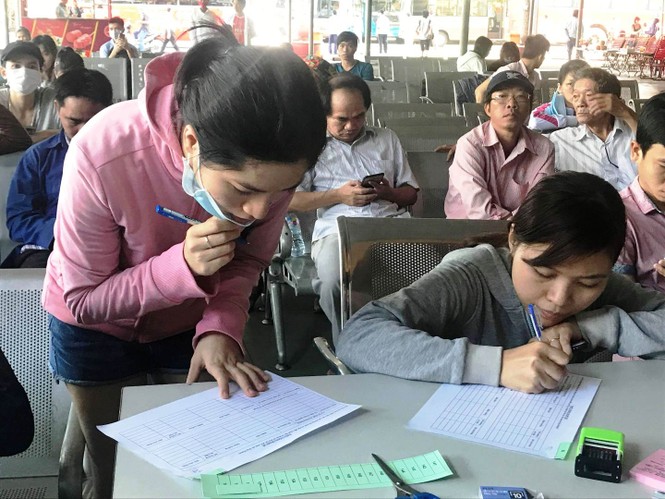 Hết cảnh xô đẩy mua vé xe Tết ở Sài Gòn - ảnh 3