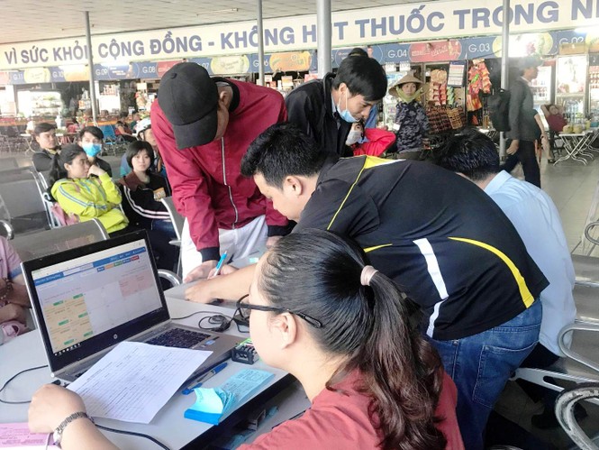 Hết cảnh xô đẩy mua vé xe Tết ở Sài Gòn - ảnh 4