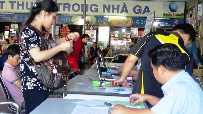 Hết cảnh xô đẩy mua vé xe Tết ở Sài Gòn - ảnh 8