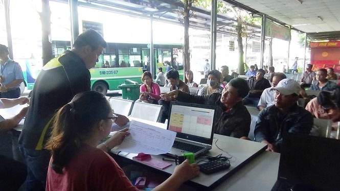 Hết cảnh xô đẩy mua vé xe Tết ở Sài Gòn - ảnh 9