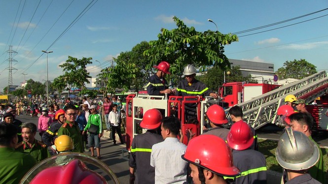 Giải cứu thanh niên nghi 'ngáo đá' leo cột điện cao thế la hét - ảnh 4