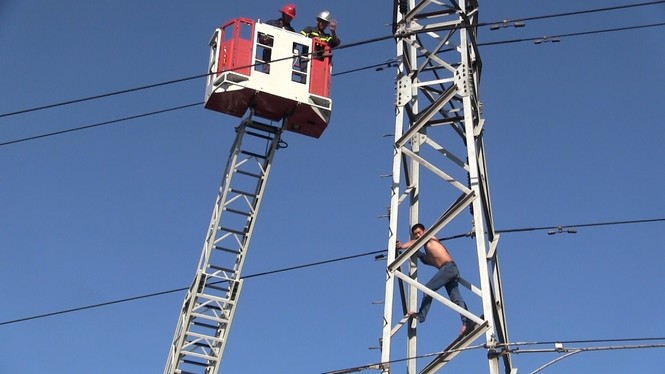 Giải cứu thanh niên nghi 'ngáo đá' leo cột điện cao thế la hét - ảnh 6