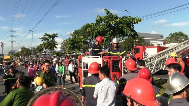 Giải cứu thanh niên nghi 'ngáo đá' leo cột điện cao thế la hét - ảnh 7