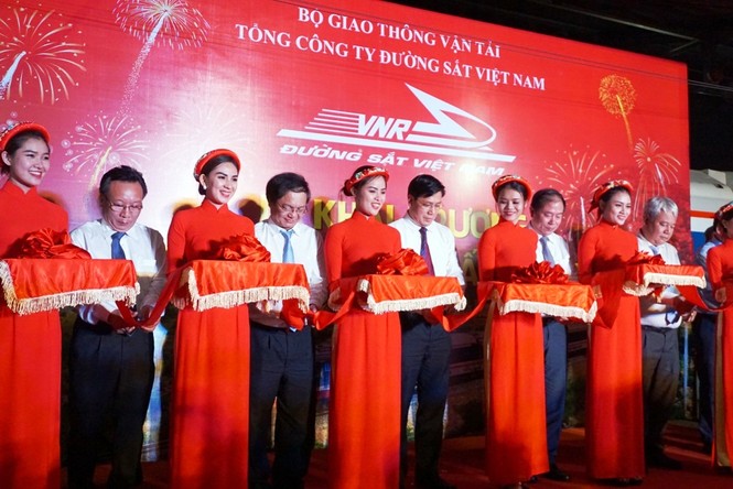 Khách đi tàu hoả ‘5 sao’ được tặng suất ăn hàng không - ảnh 1