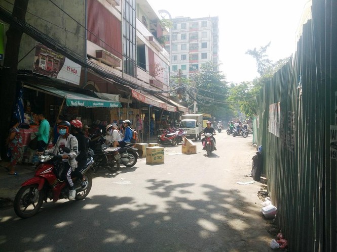 Nam thanh niên nguy kịch vì bị thanh sắt từ cao ốc rơi trúng - ảnh 1
