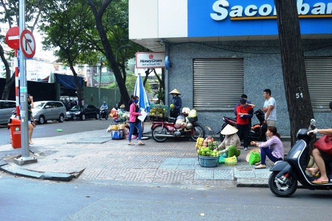 Phó Chủ tịch TPHCM: Vỉa hè là của giao thông - ảnh 1