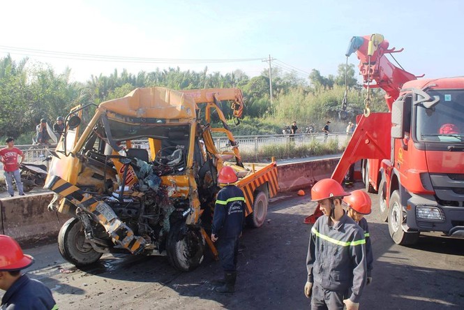 Đâm xe kinh hoàng trên cầu Phú Mỹ, 3 người tử vong - ảnh 1