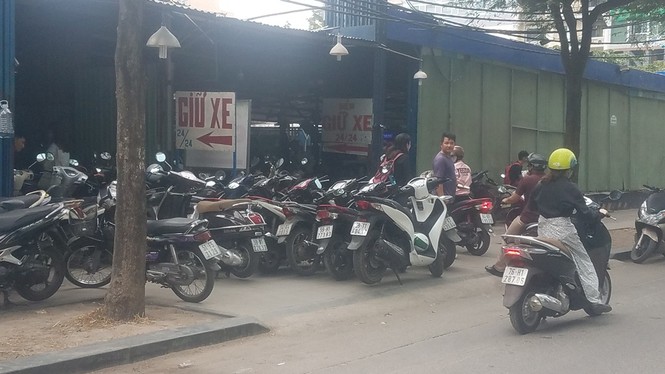 Kiểm tra đồng loạt 121 bãi giữ xe ở trung tâm Sài Gòn - ảnh 1
