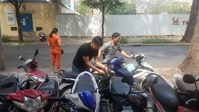 Kiểm tra đồng loạt 121 bãi giữ xe ở trung tâm Sài Gòn - ảnh 2