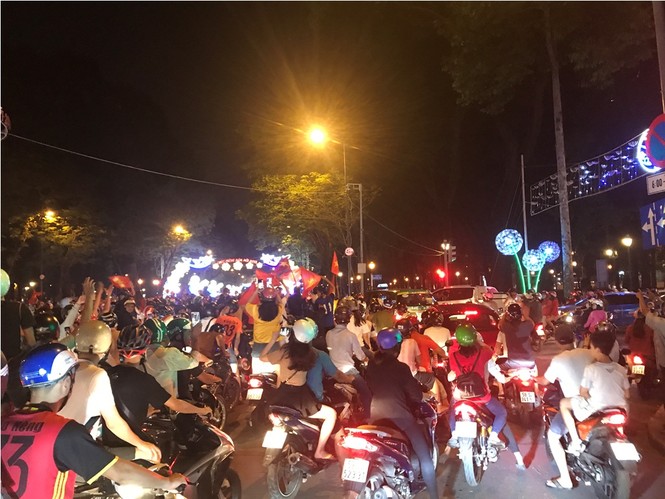 Người dân Sài Gòn trắng đêm ăn mừng chiến thắng của U23 Việt Nam - ảnh 2