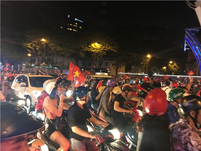 Người dân Sài Gòn trắng đêm ăn mừng chiến thắng của U23 Việt Nam - ảnh 6