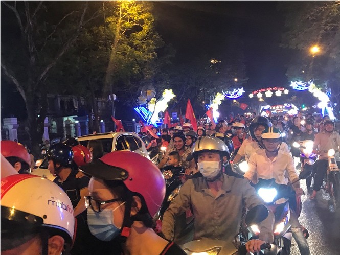 Người dân Sài Gòn trắng đêm ăn mừng chiến thắng của U23 Việt Nam - ảnh 4