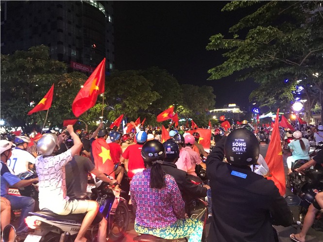 Người dân Sài Gòn trắng đêm ăn mừng chiến thắng của U23 Việt Nam - ảnh 10