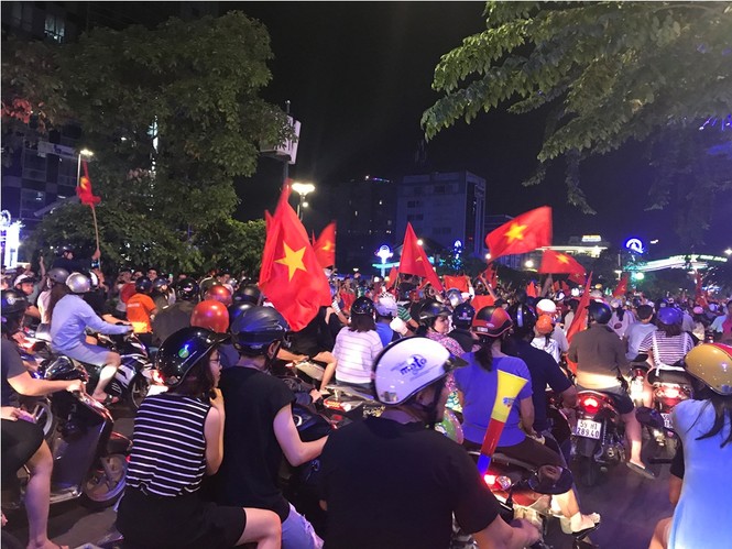 Người dân Sài Gòn trắng đêm ăn mừng chiến thắng của U23 Việt Nam - ảnh 9