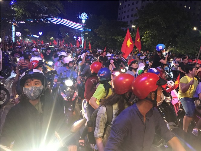 Người dân Sài Gòn trắng đêm ăn mừng chiến thắng của U23 Việt Nam - ảnh 7