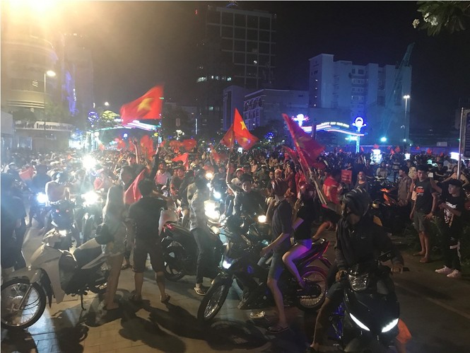 Người dân Sài Gòn trắng đêm ăn mừng chiến thắng của U23 Việt Nam - ảnh 8