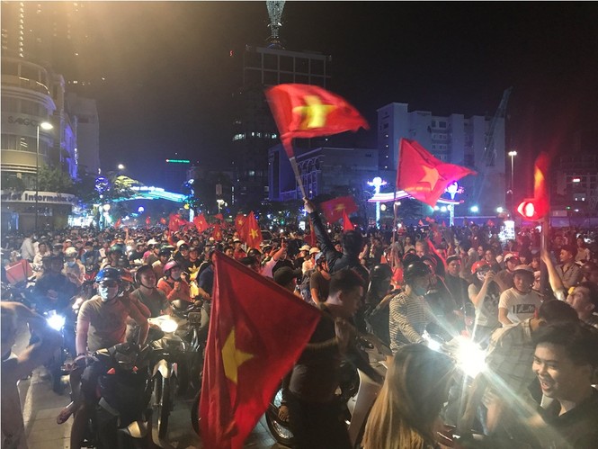 Người dân Sài Gòn trắng đêm ăn mừng chiến thắng của U23 Việt Nam - ảnh 11