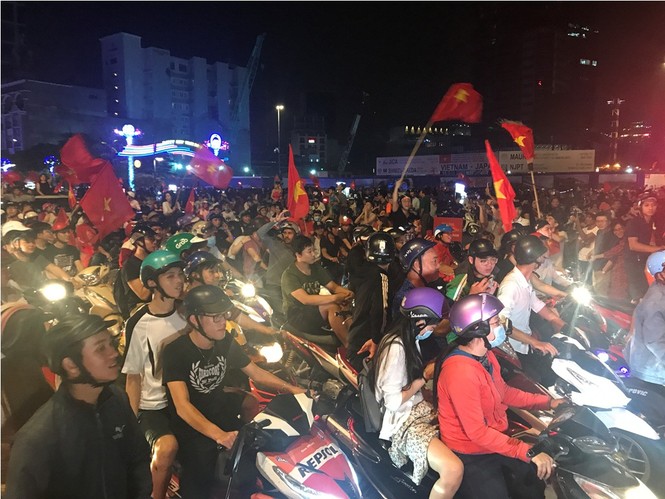 Người dân Sài Gòn trắng đêm ăn mừng chiến thắng của U23 Việt Nam - ảnh 12
