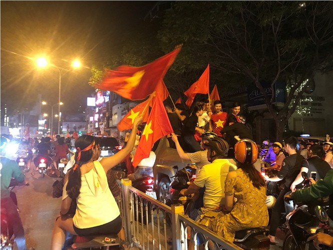 Người dân Sài Gòn trắng đêm ăn mừng chiến thắng của U23 Việt Nam - ảnh 13