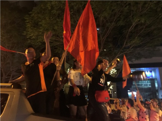 Người dân Sài Gòn trắng đêm ăn mừng chiến thắng của U23 Việt Nam - ảnh 14