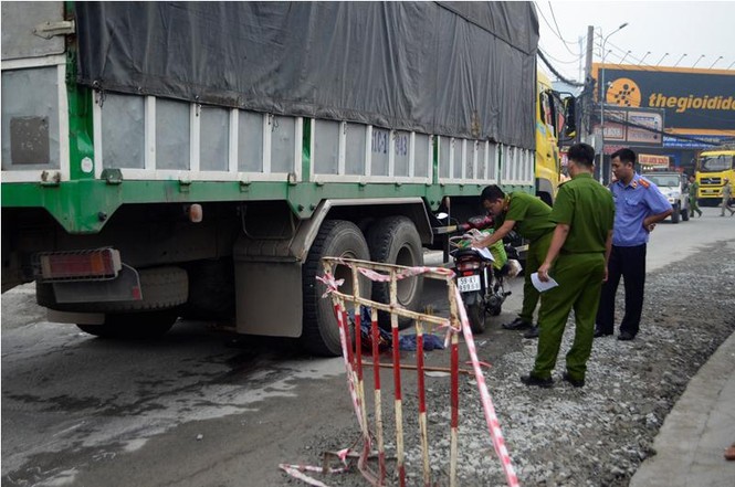 Cụ bà tử vong sau khi bị xe tải cán qua người - ảnh 1