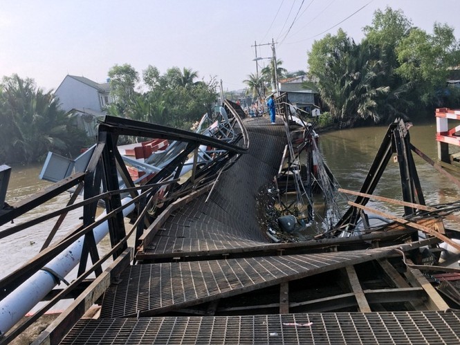 Trục vớt thành công chiếc xe quá tải làm sập cầu Long Kiểng - ảnh 2
