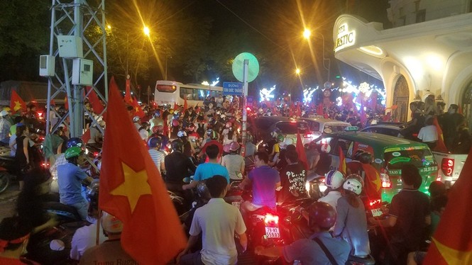 TPHCM: Xoong nồi xuống phố mừng U23 Việt Nam vào chung kết - ảnh 1