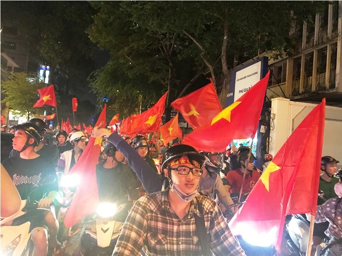 Đường phố Sài Gòn ngập tràn cờ đỏ sao vàng mừng U23 Việt Nam - ảnh 5