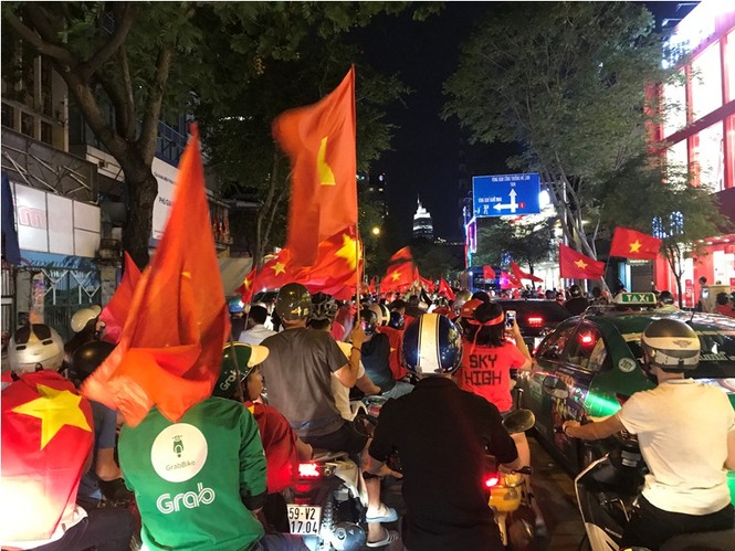 Đường phố Sài Gòn ngập tràn cờ đỏ sao vàng mừng U23 Việt Nam - ảnh 9