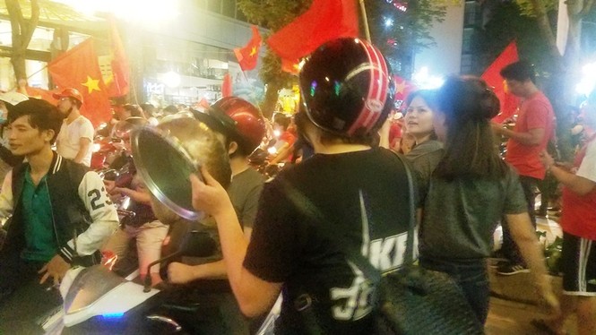 TPHCM: Xoong nồi xuống phố mừng U23 Việt Nam vào chung kết - ảnh 3