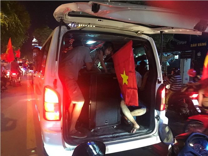 Đường phố Sài Gòn ngập tràn cờ đỏ sao vàng mừng U23 Việt Nam - ảnh 8