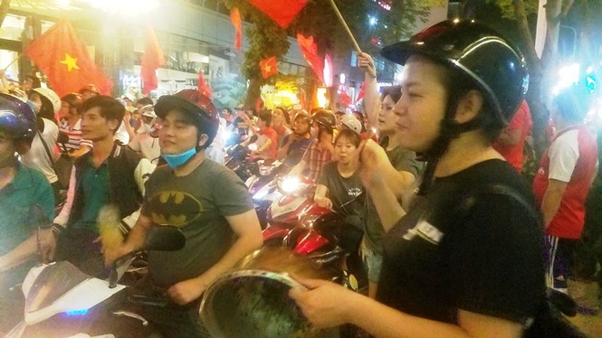 TPHCM: Xoong nồi xuống phố mừng U23 Việt Nam vào chung kết - ảnh 4